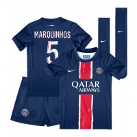 Billiga Paris Saint-Germain Marquinhos #5 Barnkläder Hemma fotbollskläder till baby 2024-25 Kortärmad (+ Korta byxor)